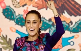Claudia puño cerrado