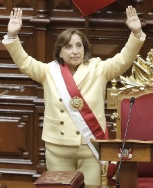 Dina Boluarte manos arriba