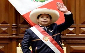 Presidente Castillo saluda