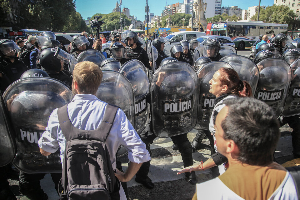 NOTICIAS ARGENTINAS BAIRES 
ABRIL 4:Incidentes entre 
manifestantes docentes y 
jubilados y la policía de la 
Ciudad.
Foto NA: DANIEL VIDES