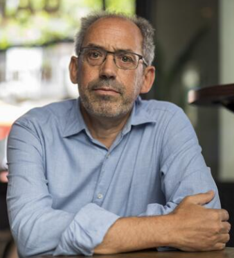JOAQUÍN URÍAS es profesor de derecho y está especializado en justicia constitucional, derechos fundamentales y libertad de expresión. DAVID F. SABADELL