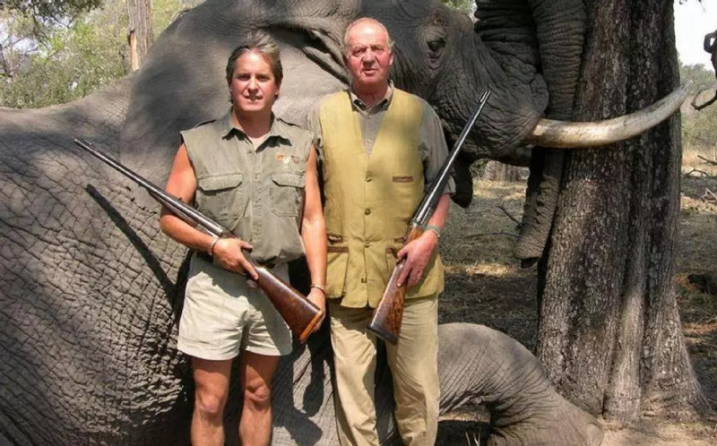 JUAN CARLOS El rey emérito posa delante de un elefante abatido en Botsuana en 2006, en una fotografía publicada por la web de la compañía Rann Safaris. / Rann Safaris