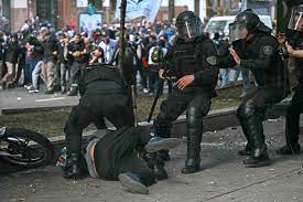 POLICIAS ARGENTINOS HACIENDO MÉRITOS PARA QUE LES ALABEN MILEI Y ADORNI