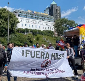 Fuera Milei con Hotel Hafen al fondo