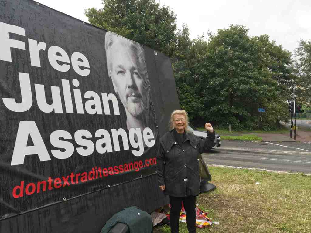 La presidenta de la FIP frente a la ... de Assange el pasado 18 de junio
