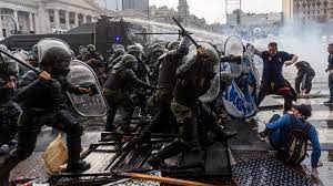 BRUTAL REPRESIÓN POLICIAL A LAS PROTESTAS CONTRA LA LEY DE BASES