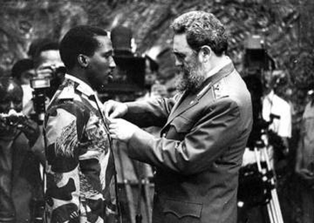 Fidel Castro condecora a Sankara con la Orden José Martí