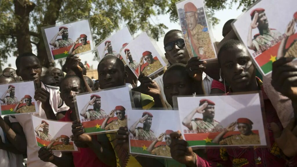 Manifestantes portan imágenes de Sankara durante el levantamiento popular de 2014 que provocaría la caída de Compaoré. Foto Reuters  Joe Penney