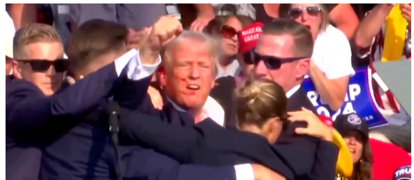 Trump levanta el puño tras recibir un disparo en un mitin de campaña en Pensilvania.