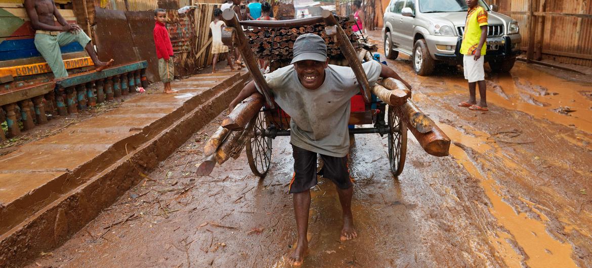 La pobreza aumentará si las economías con mayores problemas de deuda no tienen acceso a una reestructuración. Foto Marcel Crozet_OIT