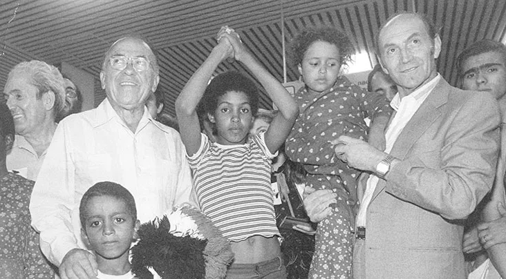 Marcos Ana con una niña saharaui en brazos a la derecha de la imagen en la que también están presentes Santiago Carrillo y Marcelino Camacho | Foto: Luis Magan (Mundo Obrero) 1979 / Archivo Histórico del PCE