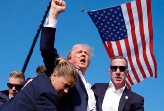 TRUMP vocifera puño levantado