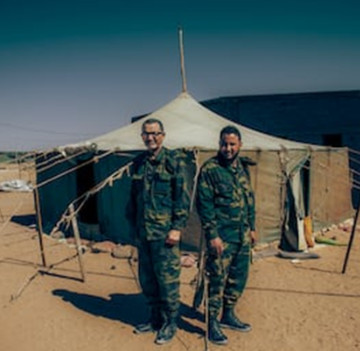 SAHARA Ahmed Bokar Umar, de 70 años, y su hijo, Mohamed Maudd Bokar Umar, de 34 - ÓSCAR CORRAL