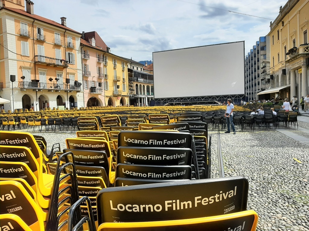 Durante el día se recogen parte de los asientos y la Piazza Grande de Locarno guarda su aspecto normal en tanto corazón del centro histórico de Locarno_ Foto Sergio Ferrari