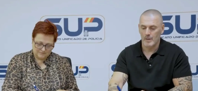 DESOKUPA Mónica Gracia, del SUP, firma con Daniel Esteve el esperpéntico acuerdo
