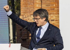 PUIGDEMONT EN EL ARCO DE TRIUNFO