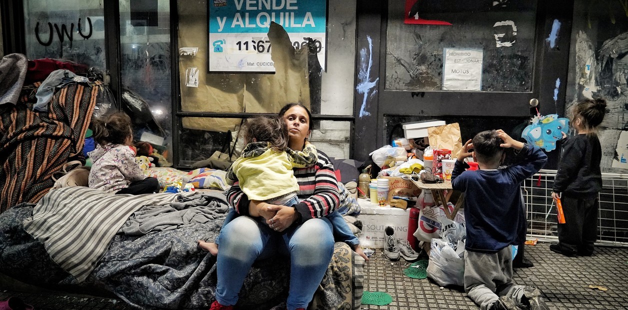 Silvina vive con sus cuatro hijos a pocas cuadras del Congreso, en Hipólito Yrigoyen y Santiago del Estero. Fotos: Martín Bonetto