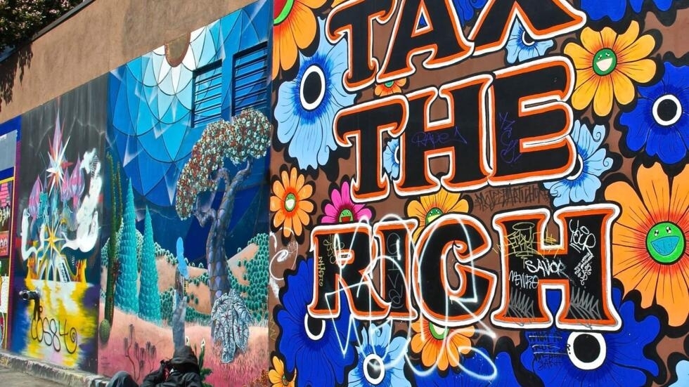 Pintura callejera que expresa la necesidad del impuesto a los superricos_ Foto G20