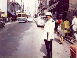 TRIANA, AÑOS 60 CON EL GUARDIA GREGORIO, LISTO PARA SILBAR