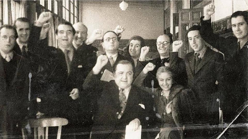 Federico García Lorca puño en alto. Con él aparecen entre otros Alberti y Mª.Teresa León y Concha Mendez. Se cree que la foto pertenece a la Alianza de Intelectuales Antifascistas. Son de la generación del 27, las y los Sinsombreros, un día decidieron quitarse el sombrero porque decían que parece que estaban congestionando las ideas
