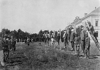 SOLDADOS AUSTROHUNGAROS POSAN DELANTE DE SERBIOS AHORCADOS