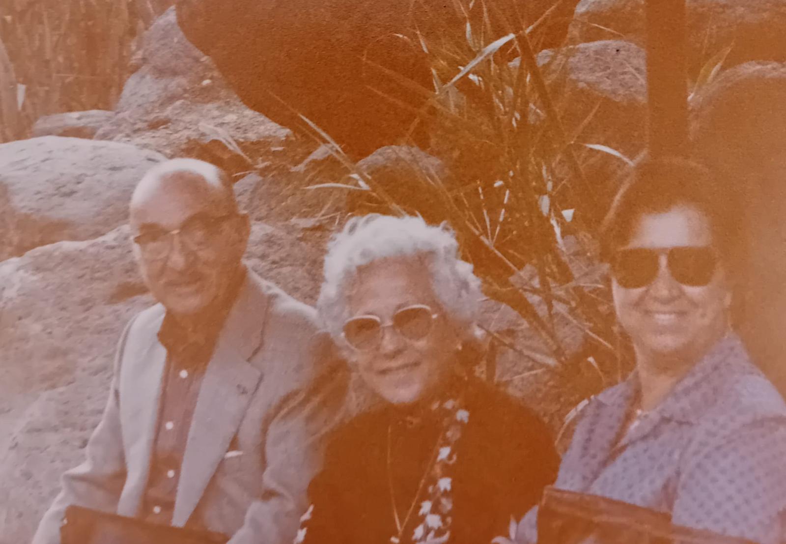 Antonio VanBaumbergen, su mujer Carmen y Rosa López Villarejo esposa de José María Riesgo.