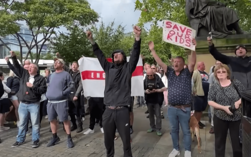 Manifestantes de ultraderecha durante los disturbios de Liverpool. / RTVE