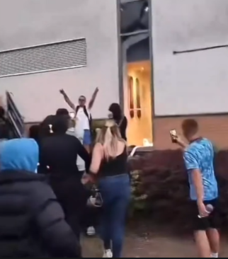 ATAQUE DE FASCISTAS AL HOTEL EN TANWORTH