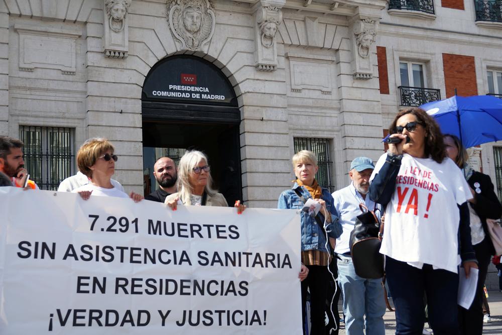 Integrantes de Marea de Residencias durante la lectura de un comunicado en la puerta de la sede del gobierno de la Comunidad de Madrid, en mayo de 2021. Sara M. Ledesma