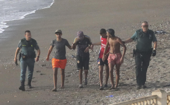 Marroquíes llegando a nado a la playa del Tarajal, en Ceuta, este mismo martes EFE