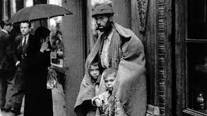 FAMILIA DE MENDIGOS A LA PUERTA DE LHARDY, EN MADRID AÑOS 40 SIGLO XX