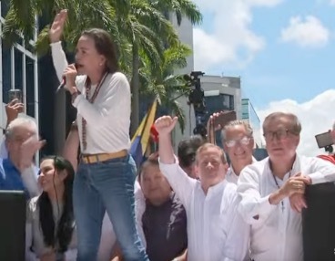 La mano levantada de Corina Machado