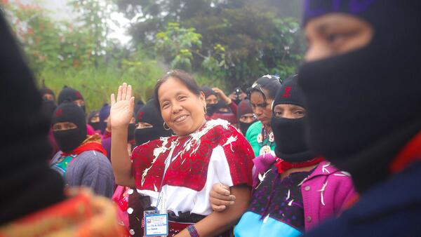 ZAPATISTAS María de Jesus Patricio siendo arropada por las comunidades Zapatistas en Oventic Chiapas, al inicio de su campaña para la colecta de firmas para su candidatura presidencial (Octubre, 2017) Daliri Oropeza