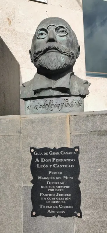 LEÓN Y CASTILLO GUÍA ubicado en la esquina entre Lomo Guillen con Marqués del Muni