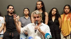 NACHO CANO CON SUS EXPLOTADOS QUE ÉL LLAMA  "BECARIOS"