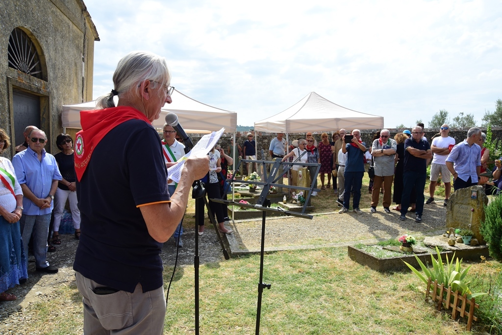 Paolo Banci habla el 3 de agosto de 2024 en el Cementerio de Badiuzza (Toscana) en el 80 aniversario del homicidio fascista de los familiares de Robert Einstein refugiados en esa zona