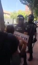 POLICÍA AGREDIENDO A PACÍFICA MANIFESTANTE EN MURCIA OCTUBRE 2024
