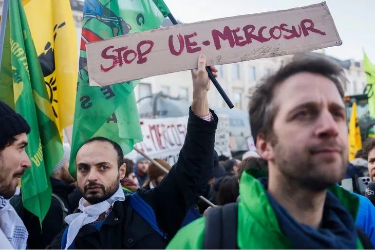 Los agricultores europeos exigen frenar los acuerdos de libre comercio que perjudica a campesinos de Norte y del Sur. Foto La Vía Campesina