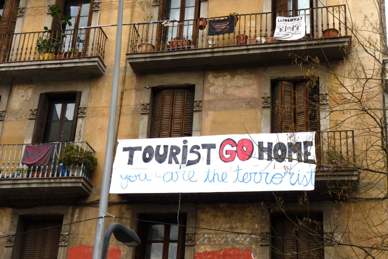 ​

Pancarta en protesta del turismo masivo en Barcelona. / Miltos Gika