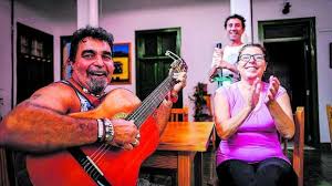 CASA ESPERANZA Tres de los residentes de uno de los grupos durante una de las actividades que desarrollan. / José Carlos Guerra