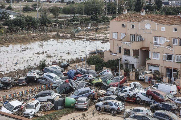 Decenas de vehículos acumulados tras el paso de la DANA en el barrio de la Torre tras el paso de la DANA, en Valencia. Rober Solsona / Europa Press.