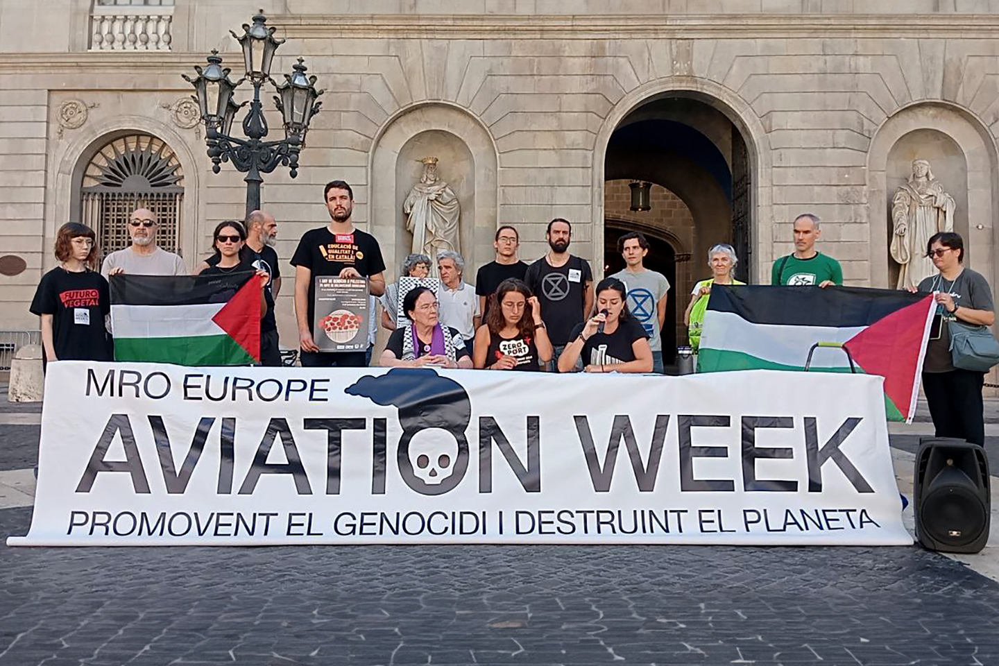 Promover el genocidio destruye el planeta.  Protesta simbólica contra la agresión en Gaza con la participación de algunos miembros del Centro Delàs. Foto Centro Delãs (1)