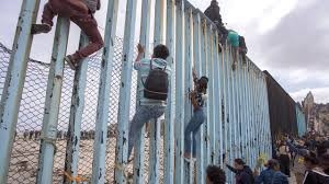 MIGRANTES ESCALAN EL MURO DE TRUMP