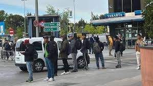 MIGRANTES EN LA PLAZA ELÍPTICA DE MADRID, MERCADO DE TRABAJO IRREGULAR