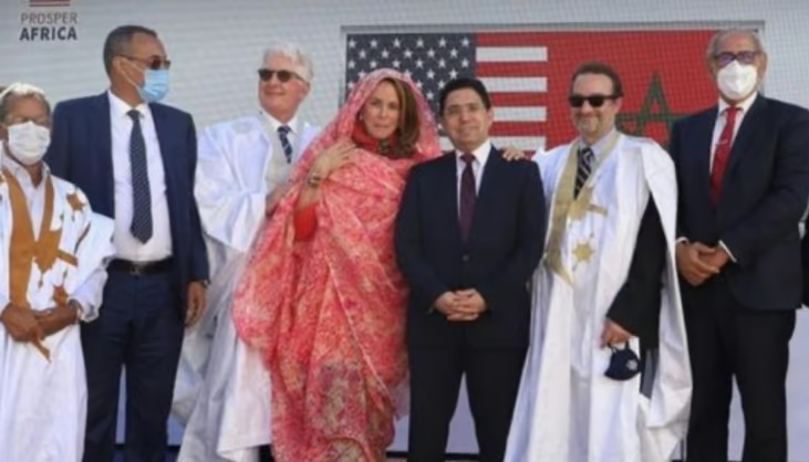 Nasser Bourita en el centro, David Schenker, subsecretario de Estado para el Norte de África y Oriente Medio, a su izquierda, David Fischer, embajador de Estados Unidos en Marruecos (con gafas de sol detrás de Jennifer Fischer, la esposa del embajador de Estados Unidos). © DR
