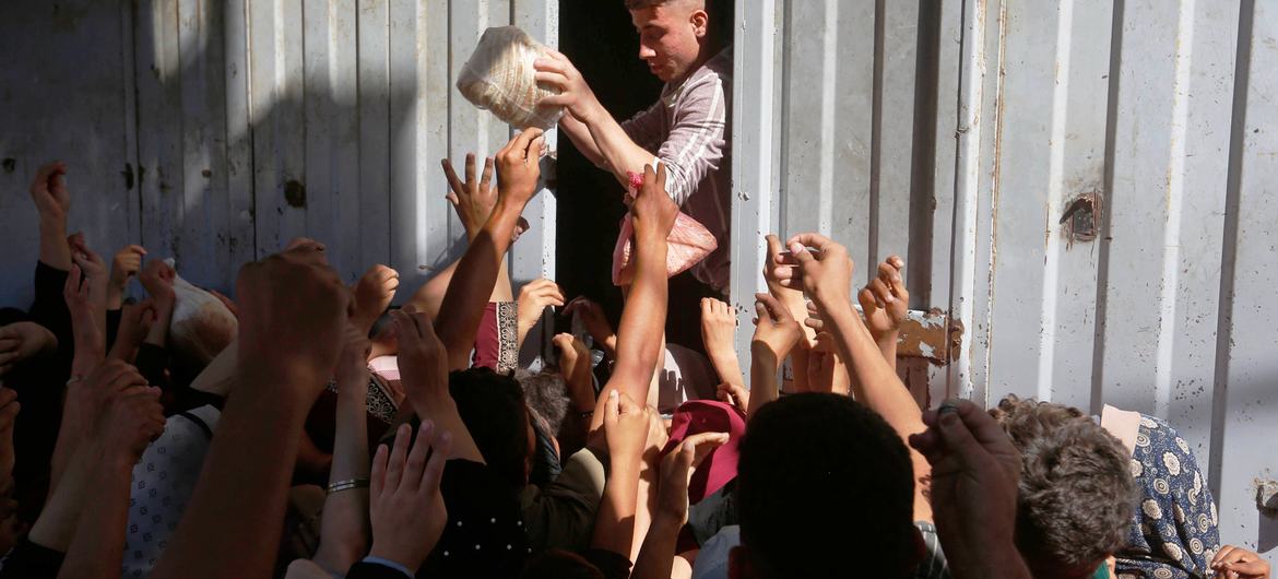 Reparto de pan a los gazatíes en Deir Al-Balah, en la parte central de la Franja de Gaza. Foto UNRWA