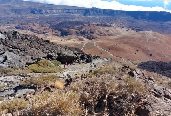 Un helicóptero del Gobierno de Canarias ha rescatado este lunes a tres personas con hipotermia en la parte alta de la estación del Teleférico del Teide, que permanece cerrada por seguridad debido al mal tiempo, del total de 25 personas que han accedido este lunes a ella a pie. El Cabildo de Tenerife ha rescatado a 130 personas en los últimos tres días, en condiciones extremas, y que han subido a pie al Teide de forma imprudente. EFE/Cabildo de Tenerife/