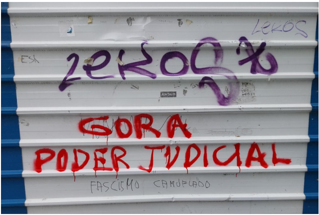 Fotografía del autor de una pintada en una valla de obra en Donosti. / J. L.-M.