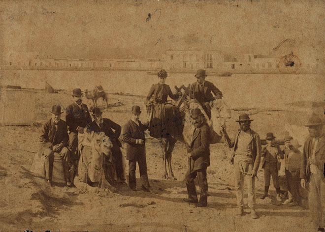 La viajera inglesa Olivia Stone enfrente de la marina de Arrecife, donde actualmente está la Casa de la Cultura Agustín de la hoz. 1884. Archivo de fotografía histórica de Canarias, Cabildo de Gran Canaria-FEDAC.