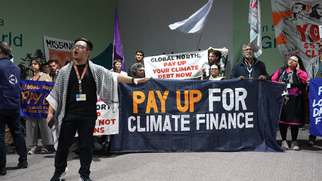 Una de las múltiples protestas de la sociedad civil en el espacio de la COP29 en Bakú. Foto DemocracyNow